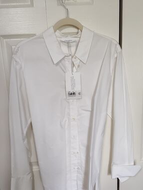 FRAME Slit Back Waist Tie Shirt in the color Blanc (white) size M